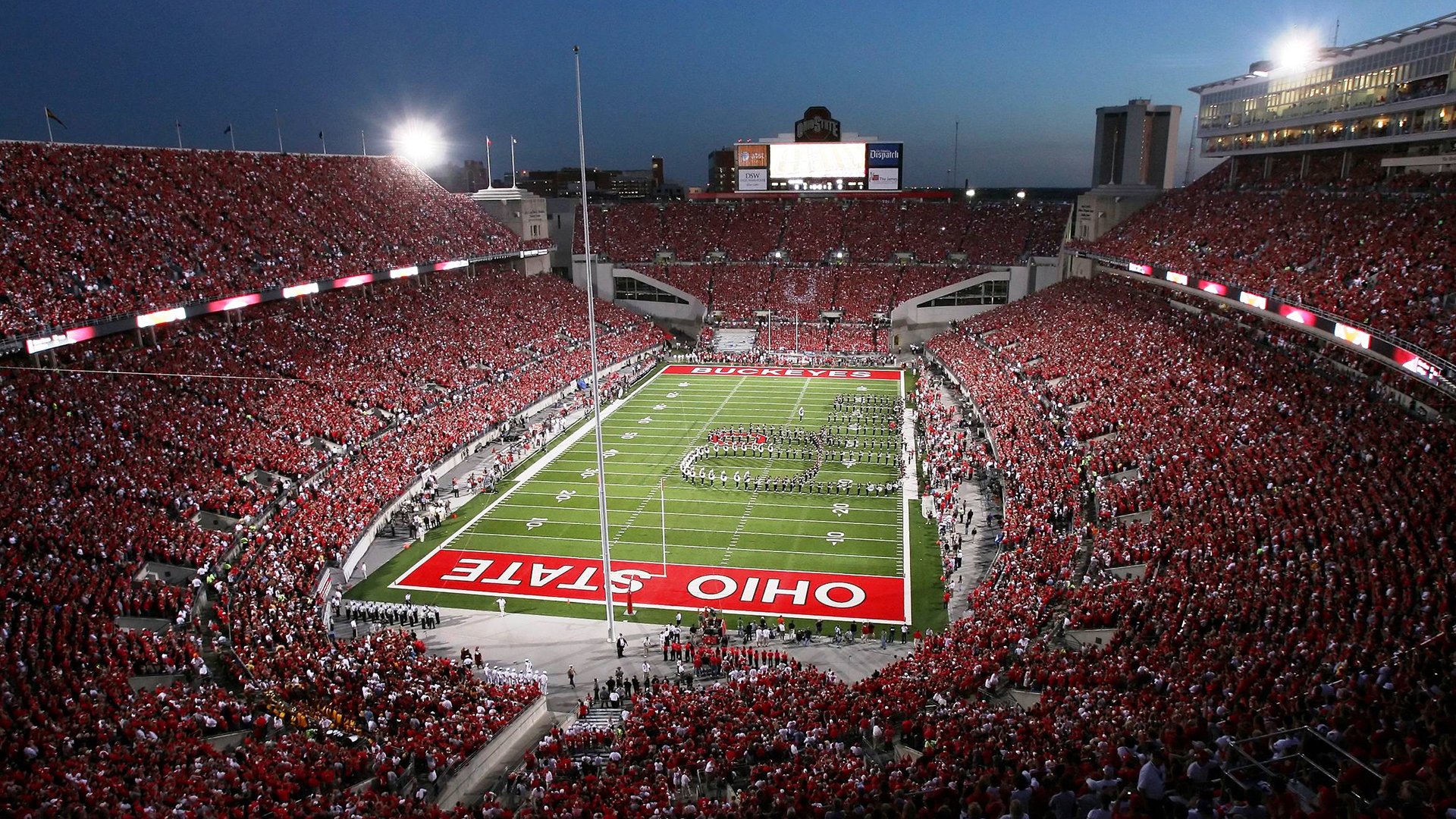 “球场趣事:运动员场外的爆笑趣味瞬间”,球场上运动员的描写