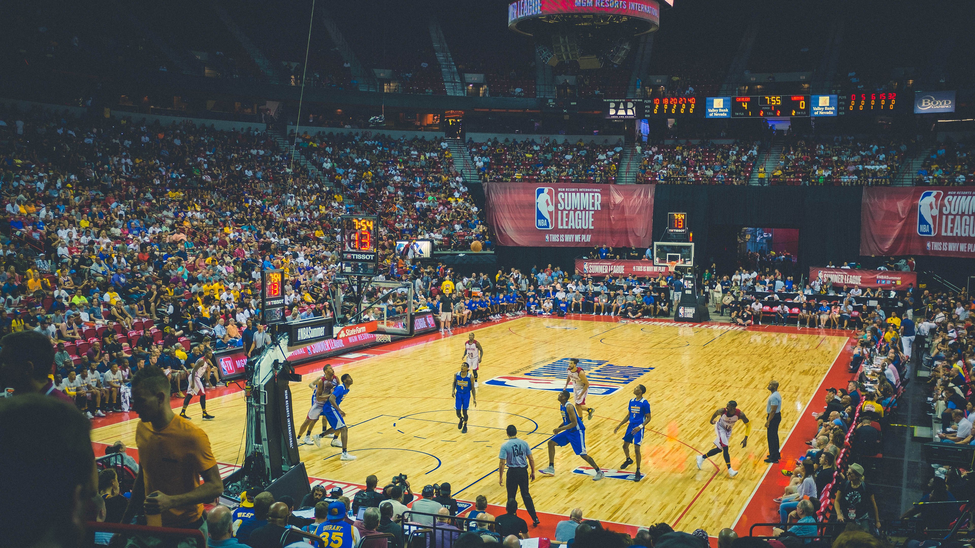 《电竞硬件的革新：电竞专用显示器、鼠标的最新技术探索》，电竞显示器推荐什么牌子好